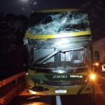 Arvore cai sobre ônibus com 27 passageiros, em Luz