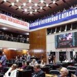 Deputados aprovam PEC que abre caminho para privatização da Copasa; Eduardo Azevedo e Lohanna França votam contra