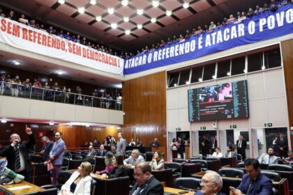 Deputados aprovam PEC que abre caminho para privatização da Copasa; Eduardo Azevedo e Lohanna França votam contra