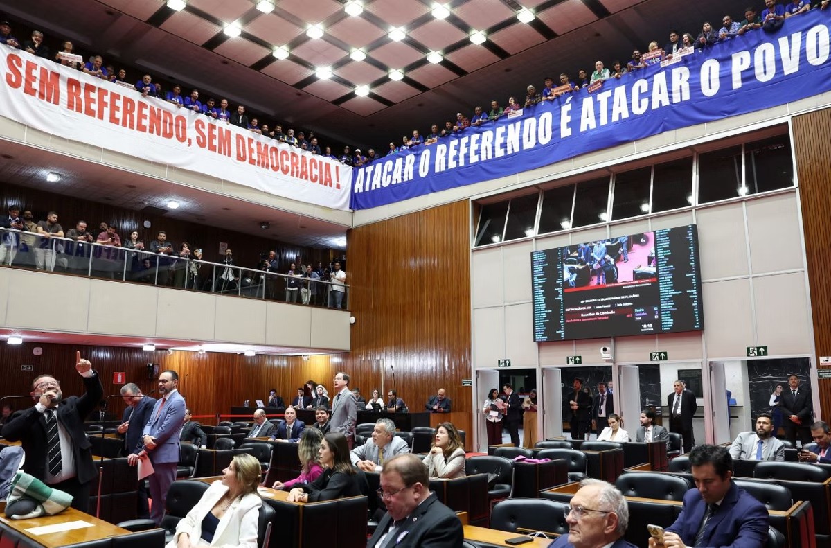Deputados aprovam PEC que abre caminho para privatização da Copasa; Eduardo Azevedo e Lohanna França votam contra