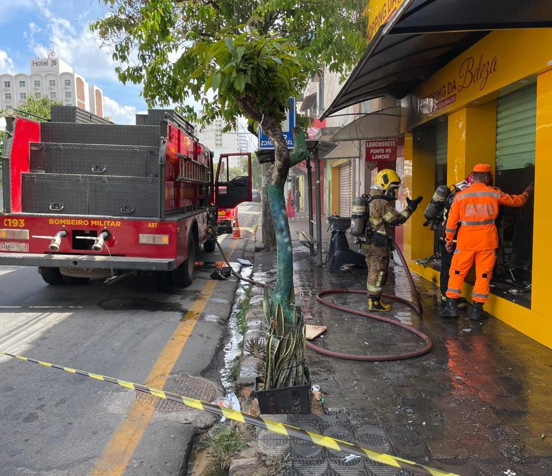 Incêndio atinge loja de cosméticos no Centro de Divinópolis neste domingo