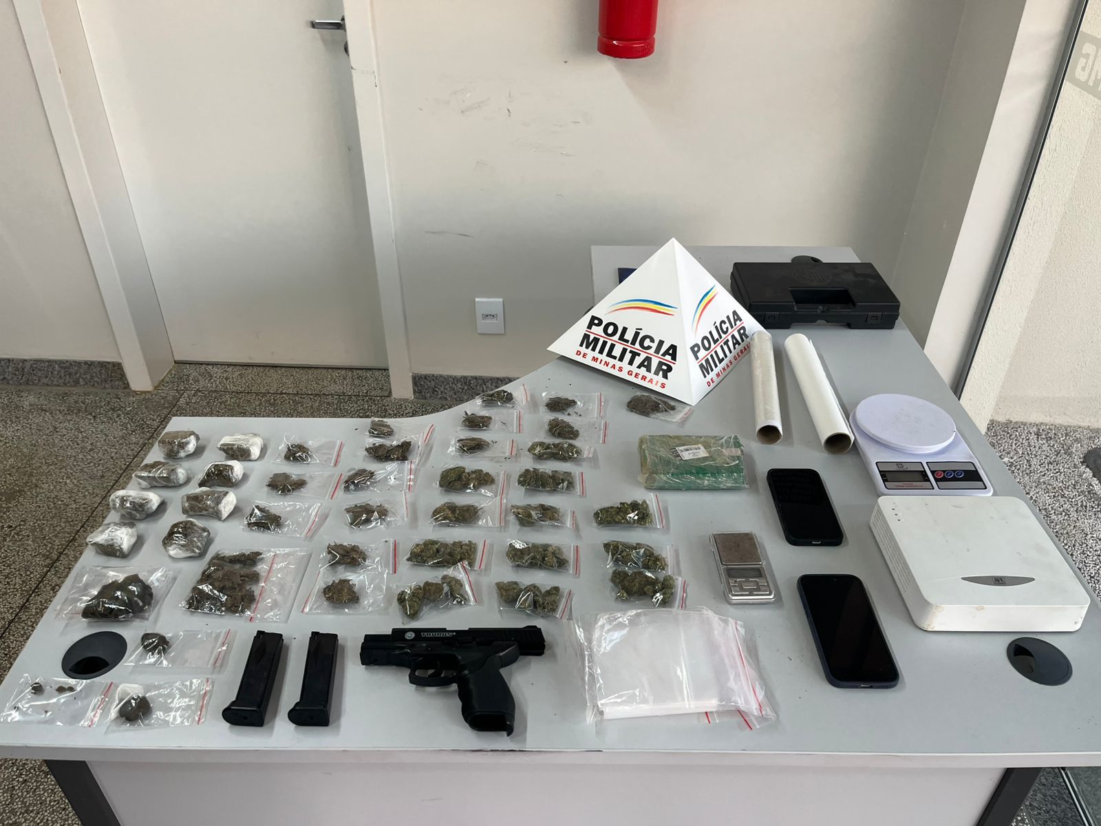 Polícia Militar apreende grande quantidade de drogas e prende dois homens por tráfico em Lagoa da Prata