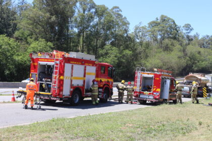 Simulado dos Bombeiros testa resposta a acidente com produtos perigosos na MG-050, em Divinópolis