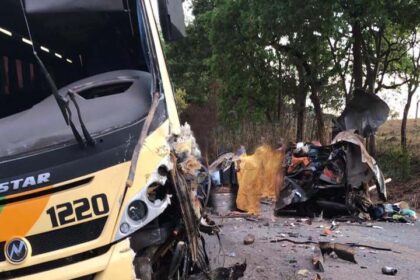 Tragédia na BR-352 colisão entre carro e micro-ônibus deixa três mortos