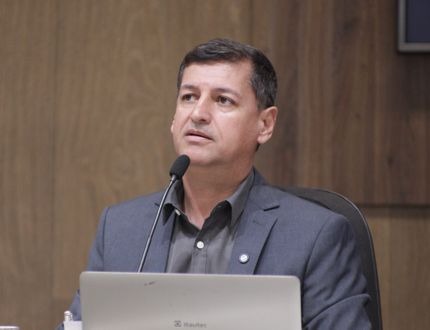 Vereador Rodyson do Zé Milton repudia decisão que libera placas solares no Lago das Roseiras