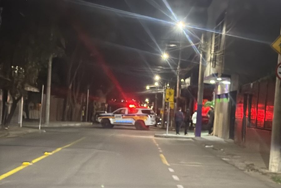 Vídeo Câmera de segurança registra barulhos dos disparos em bar onde homem foi morto, em Divinópolis