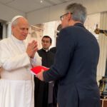 Vídeo Zema leva café, queijo e doce de leite mineiros ao Papa Leão XIV no Vaticano