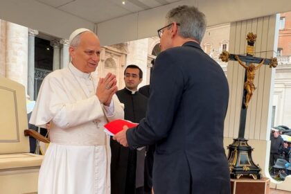 Vídeo Zema leva café, queijo e doce de leite mineiros ao Papa Leão XIV no Vaticano