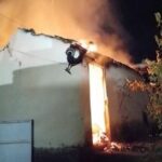 Incêndio seguido de explosão assusta moradores e deixa imóvel destruído em Cláudio