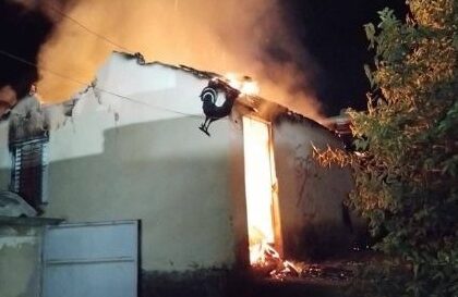 Incêndio seguido de explosão assusta moradores e deixa imóvel destruído em Cláudio