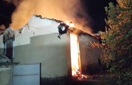 Incêndio seguido de explosão assusta moradores e deixa imóvel destruído em Cláudio
