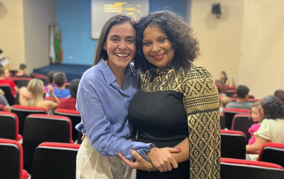 Prêmio idealizado por Kell Silva reconhece iniciativas que ampliam identidade e combatem o racismo nas escolas